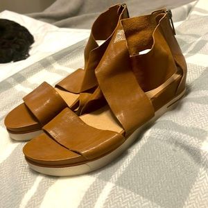 Camel Eileen Fisher Criss cross Tumbled leather Banded platform sandals. NWOT.
